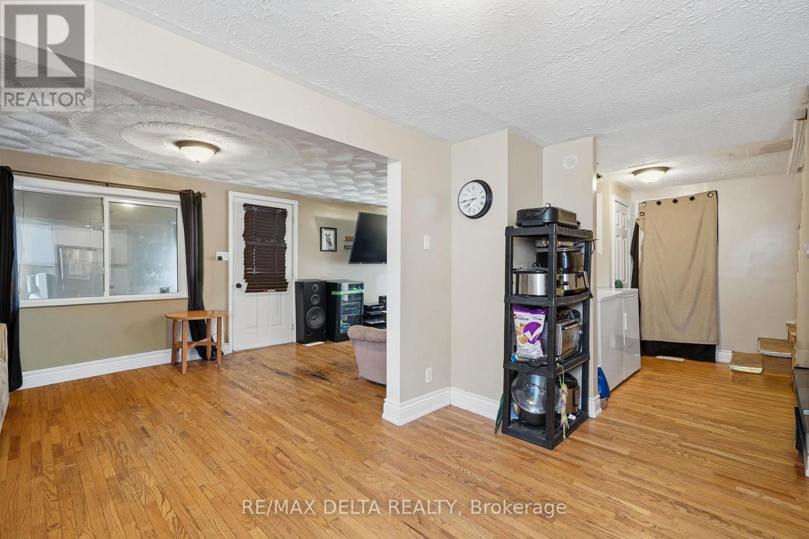 49 Lochiel Street E Property Photo 11