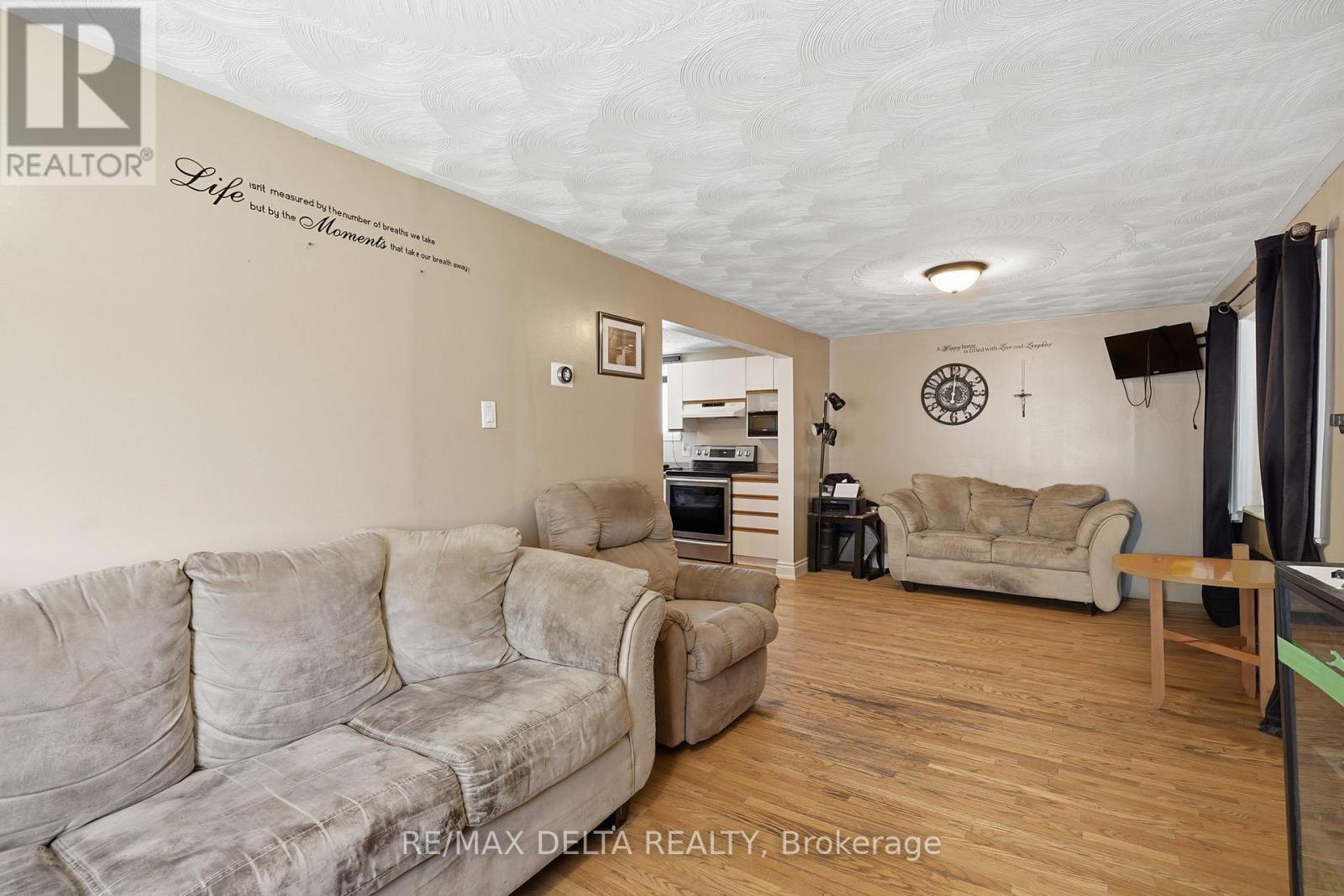 49 Lochiel Street E Property Photo 12