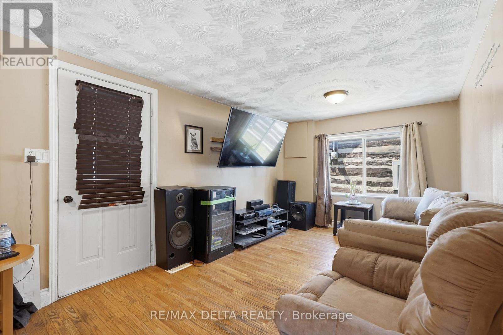 49 Lochiel Street E Property Photo 13