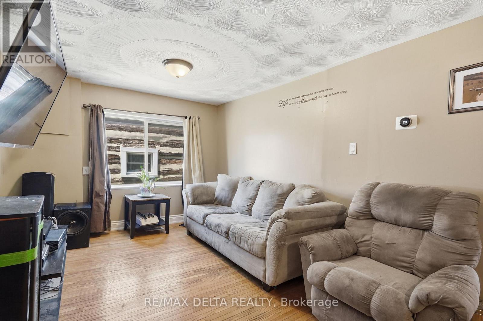 49 Lochiel Street E Property Photo 14