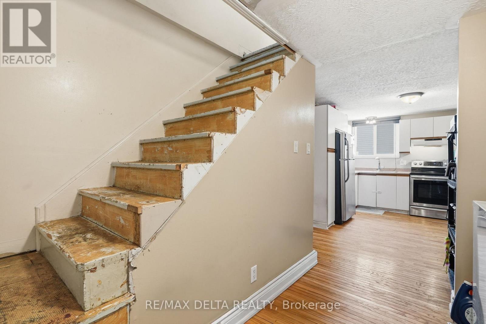 49 Lochiel Street E Property Photo 17
