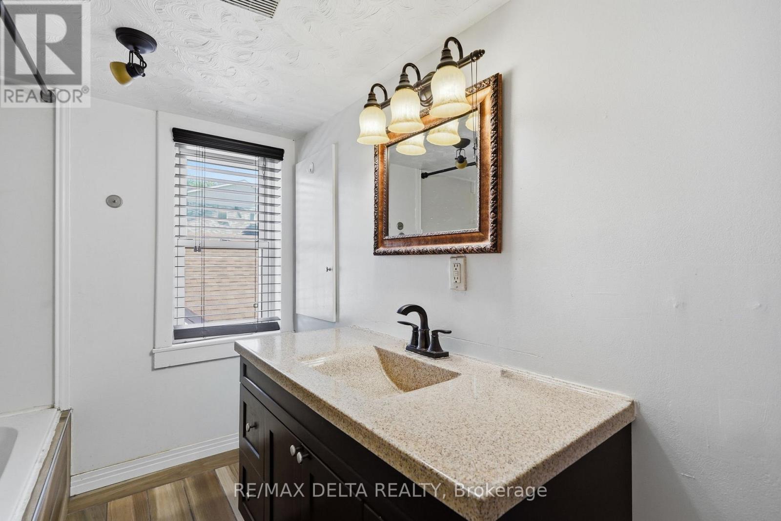 49 Lochiel Street E Property Photo 20