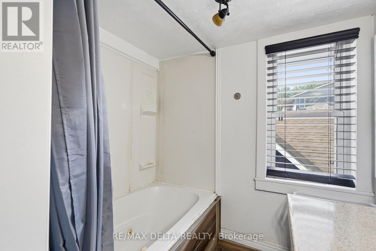 49 Lochiel Street E Property Photo 21