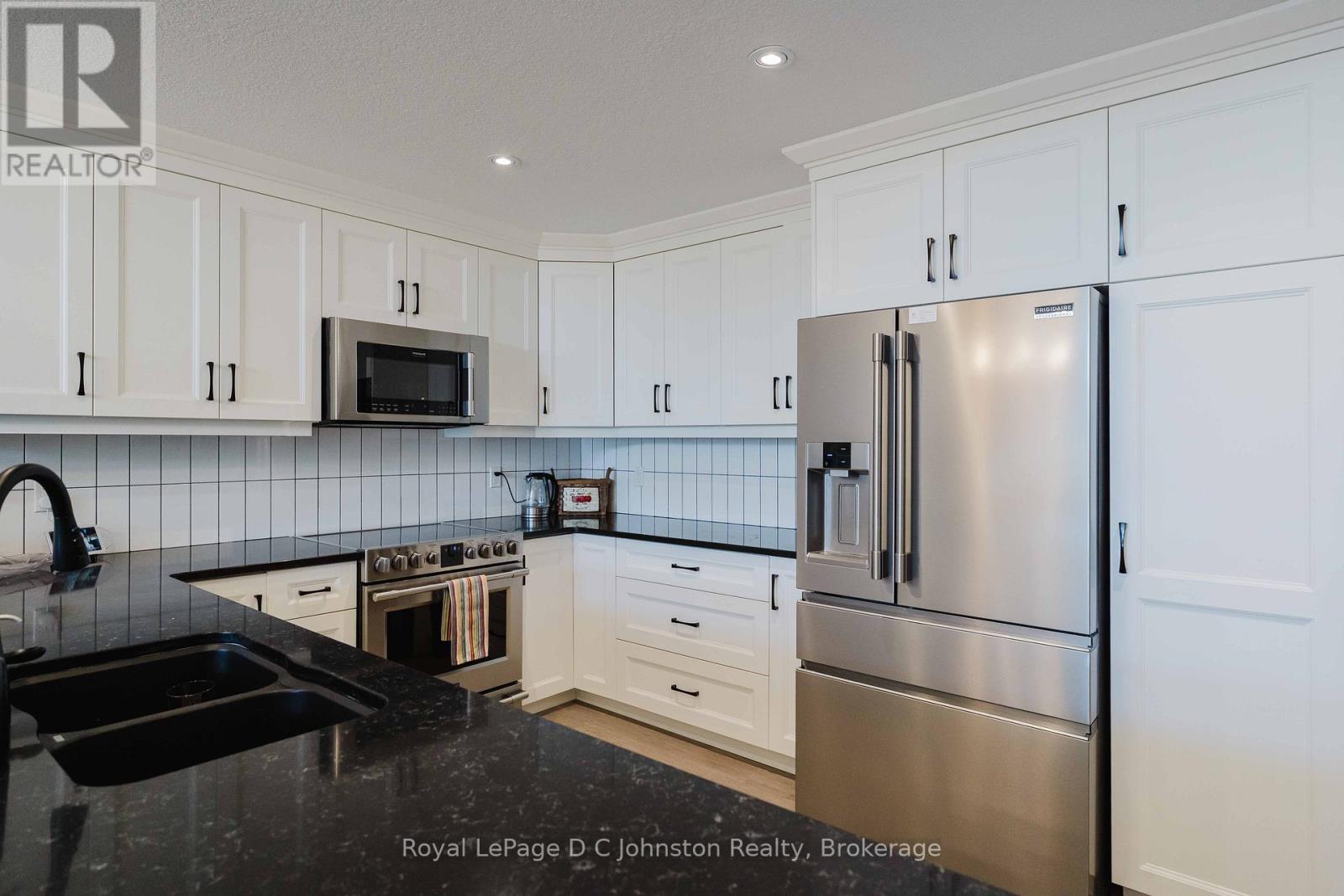 16 - 560 Devonshire Road Property Photo 8