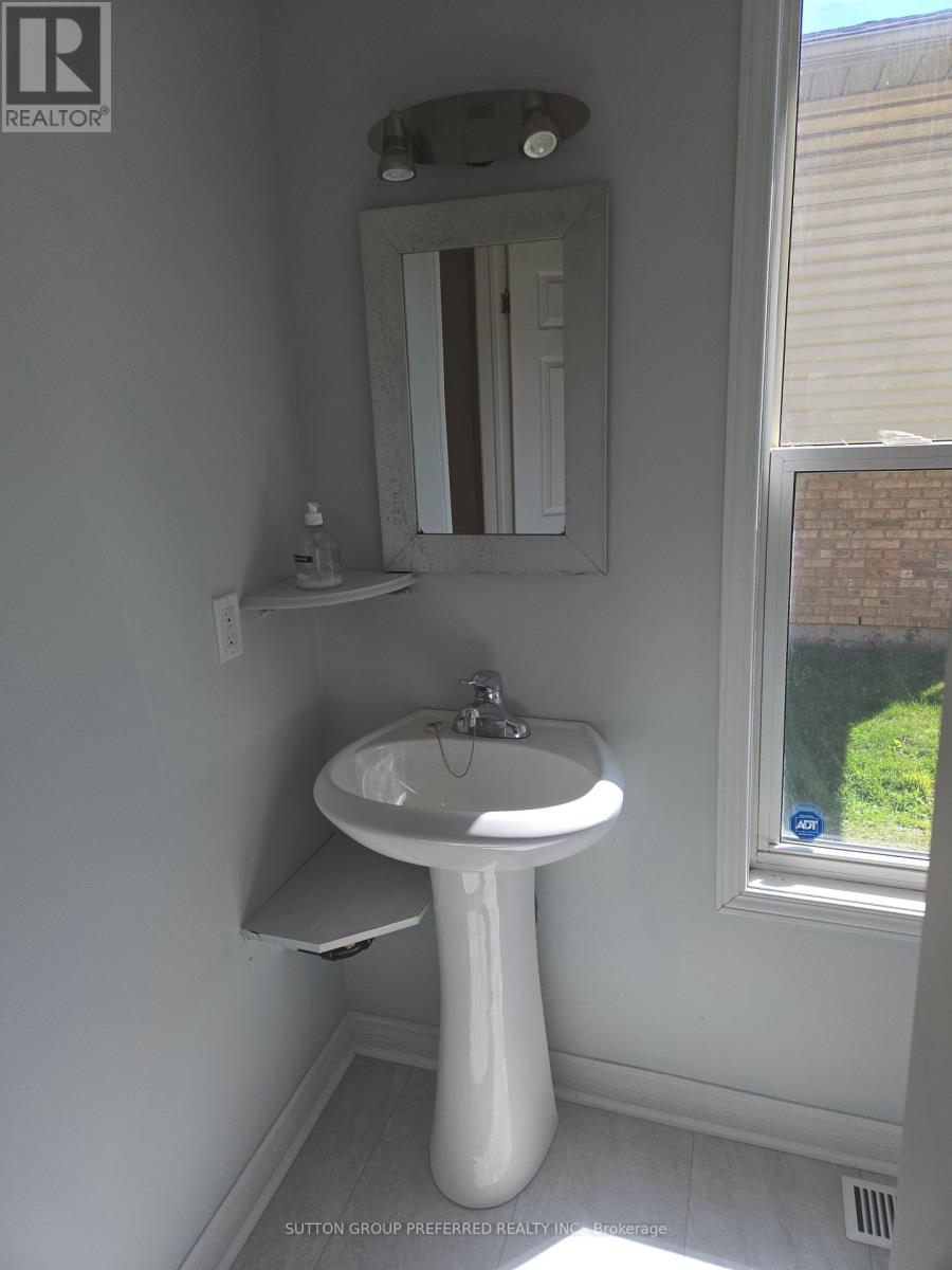 1001 Oxford Street E Property Photo 9