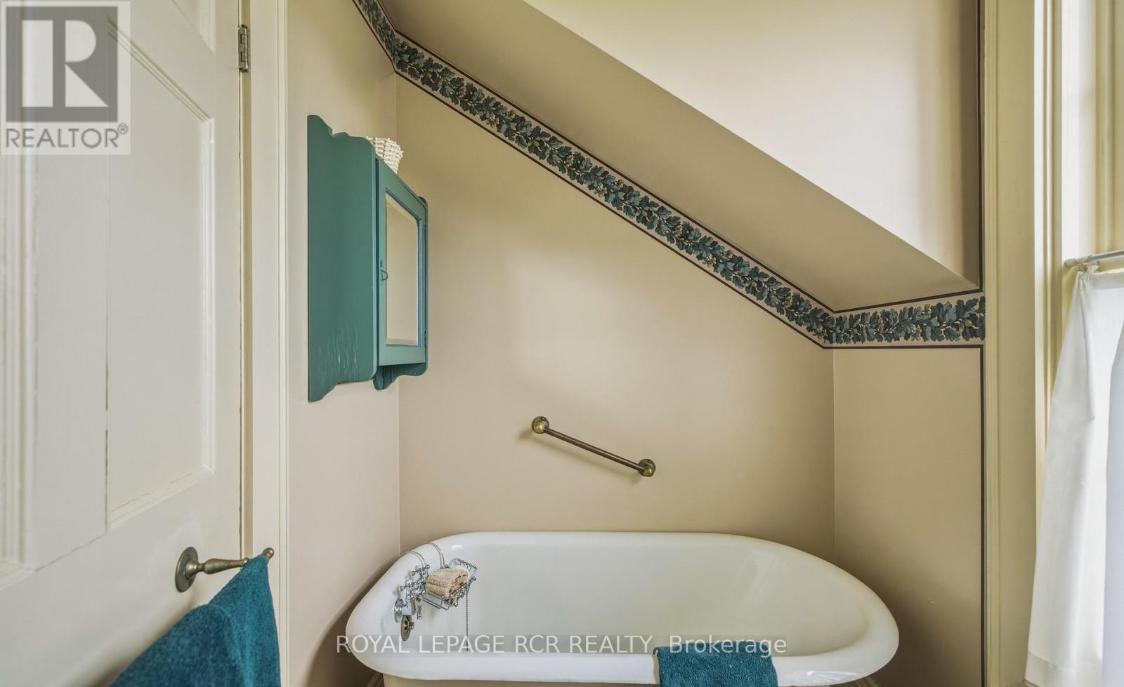 838496 4th Line E Property Photo 25