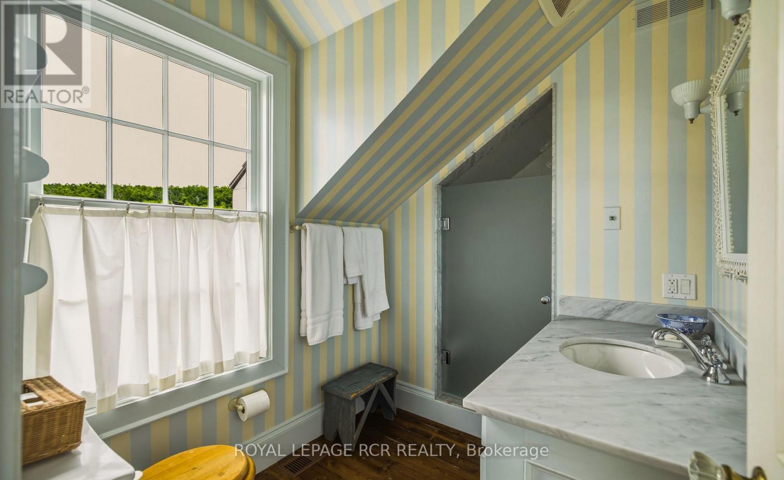 838496 4th Line E Property Photo 26