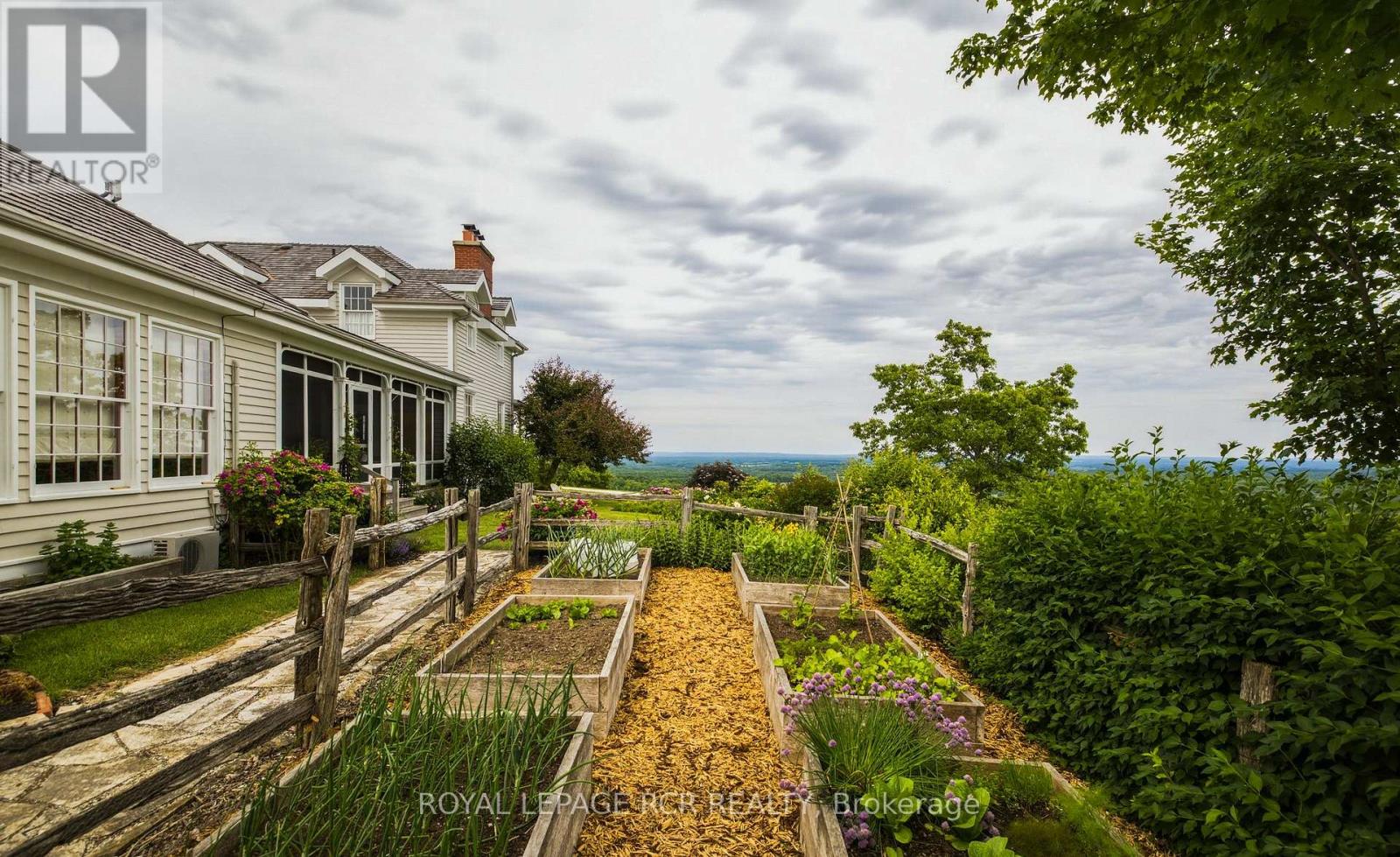 838496 4th Line E Property Photo 35