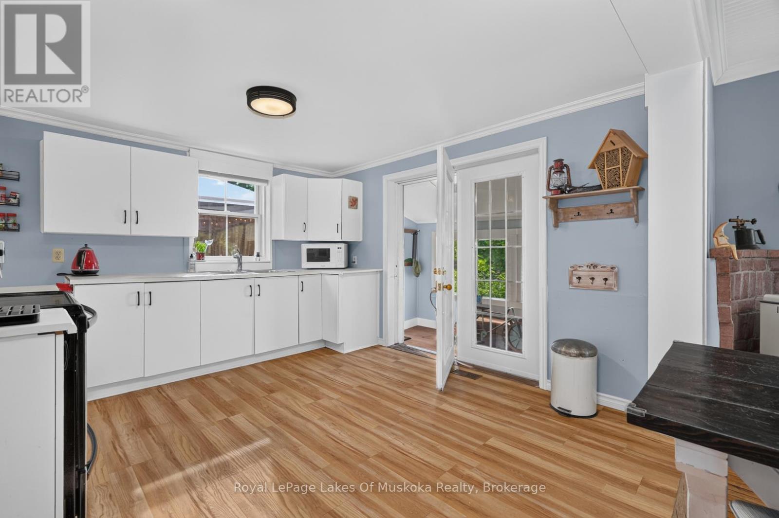 21 Lakeview Avenue W Property Photo 8