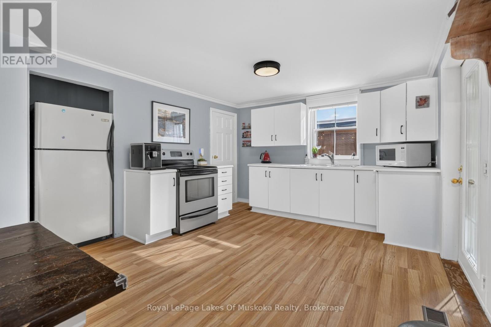 21 Lakeview Avenue W Property Photo 9