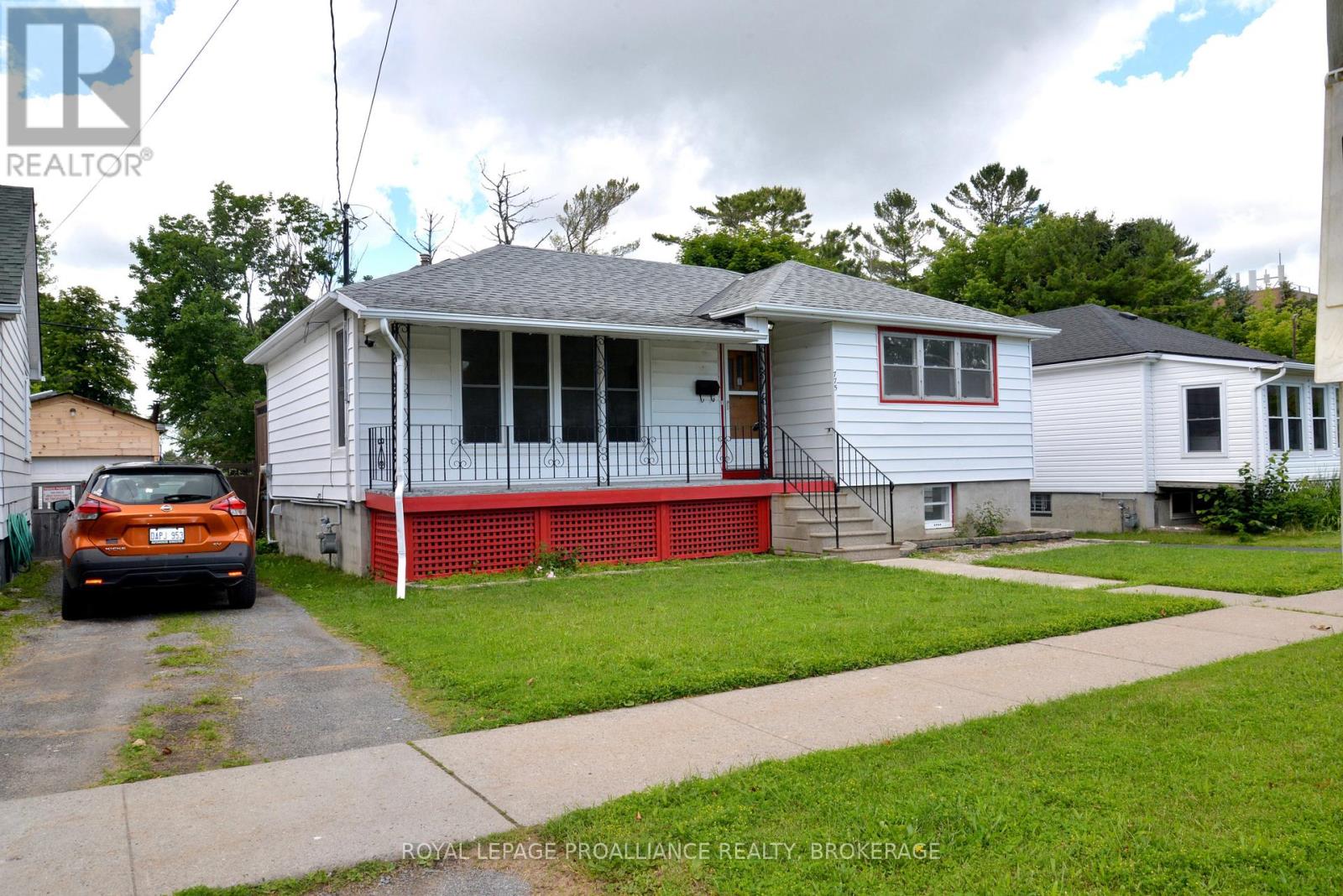 775 Alfred Crescent Property Photo 2