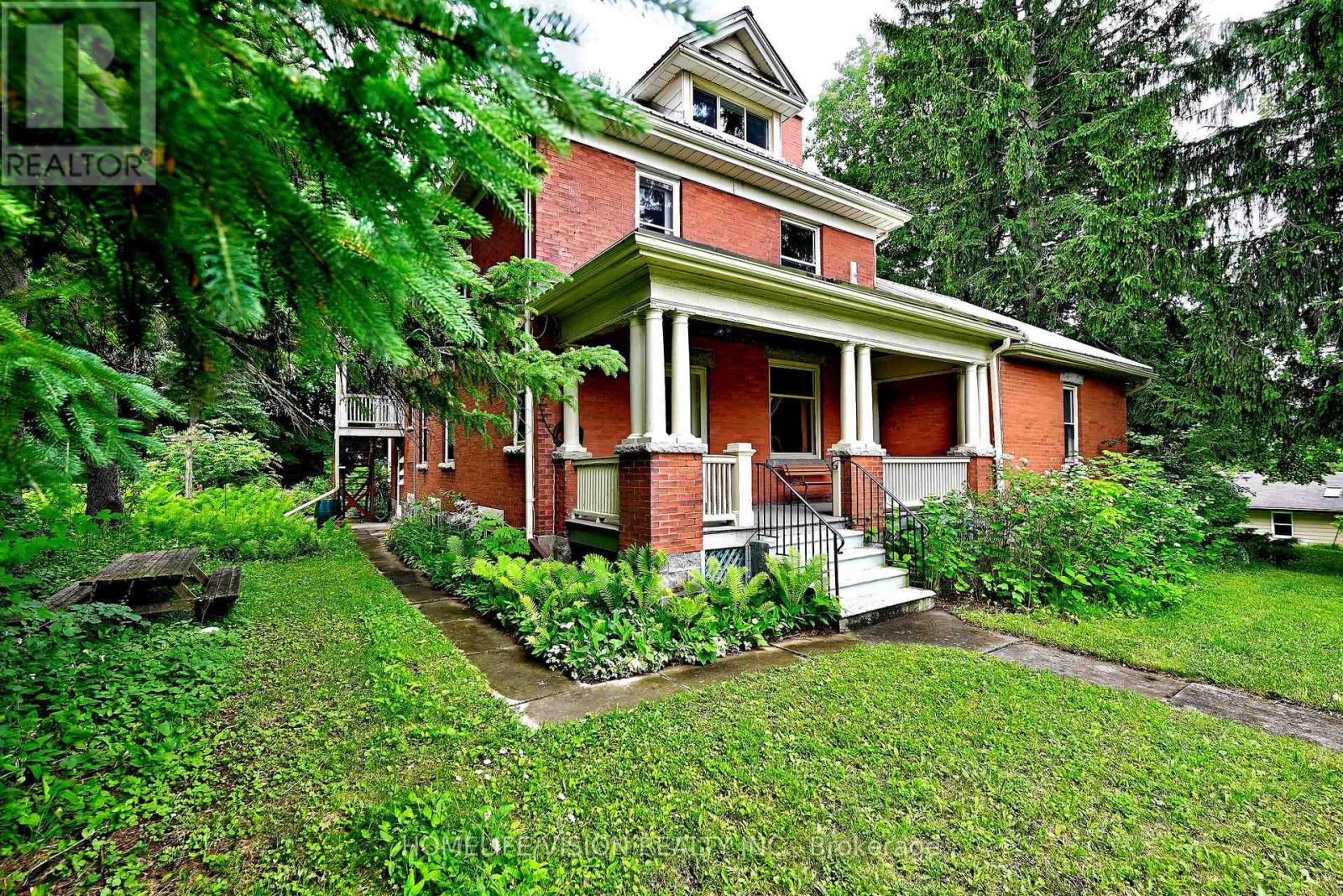 135 Elgin Street N Property Photo 3