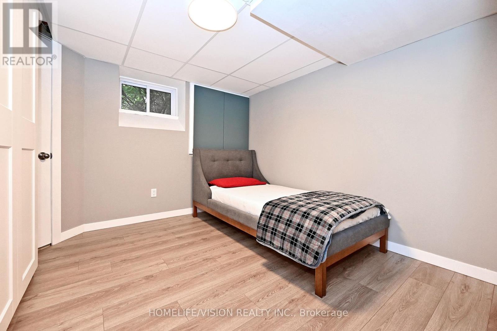 135 Elgin Street N Property Photo 38