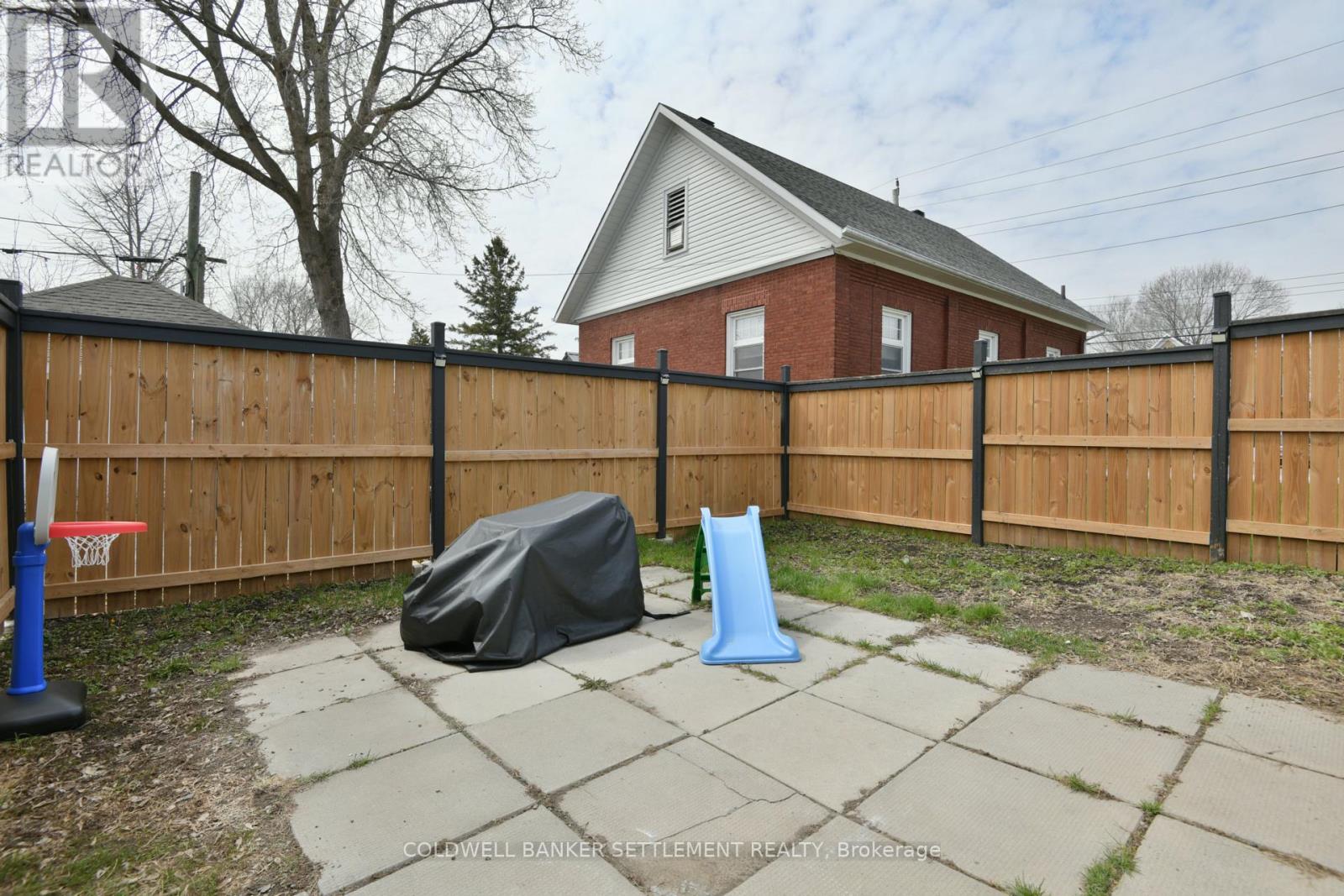 51 Main Street W Property Photo 23