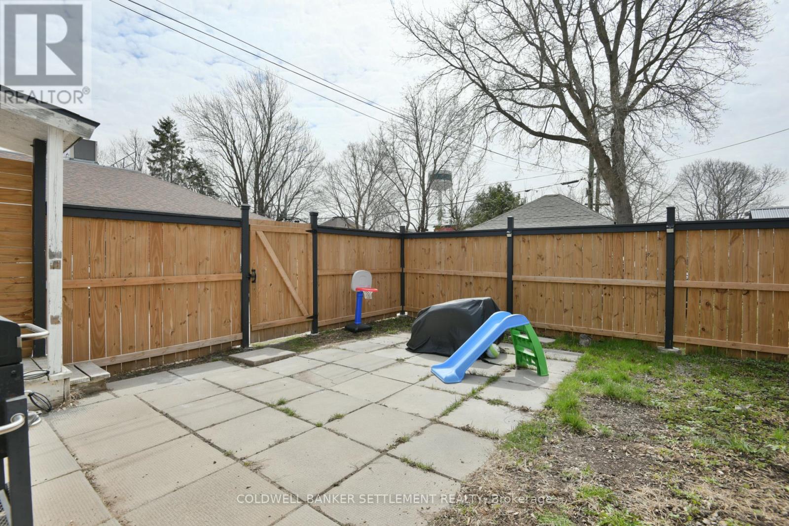 51 Main Street W Property Photo 24