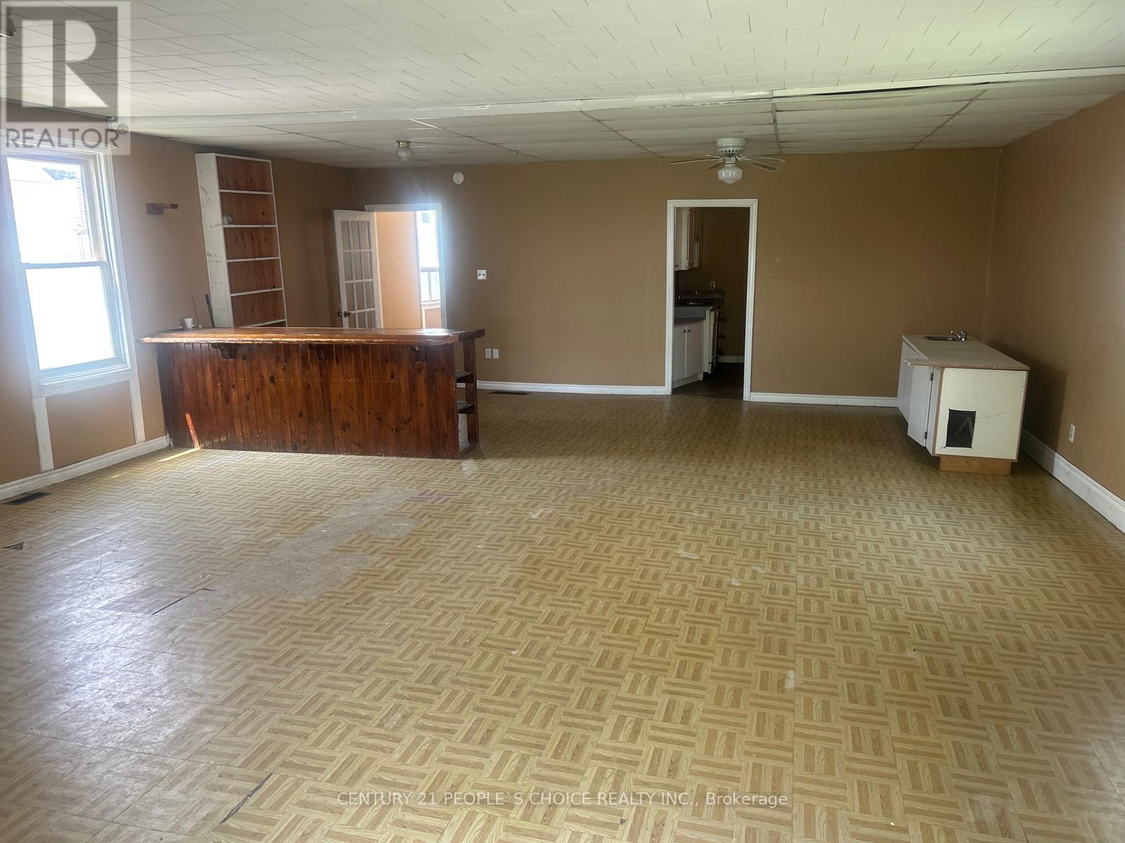 179 Main Street W Property Photo 10