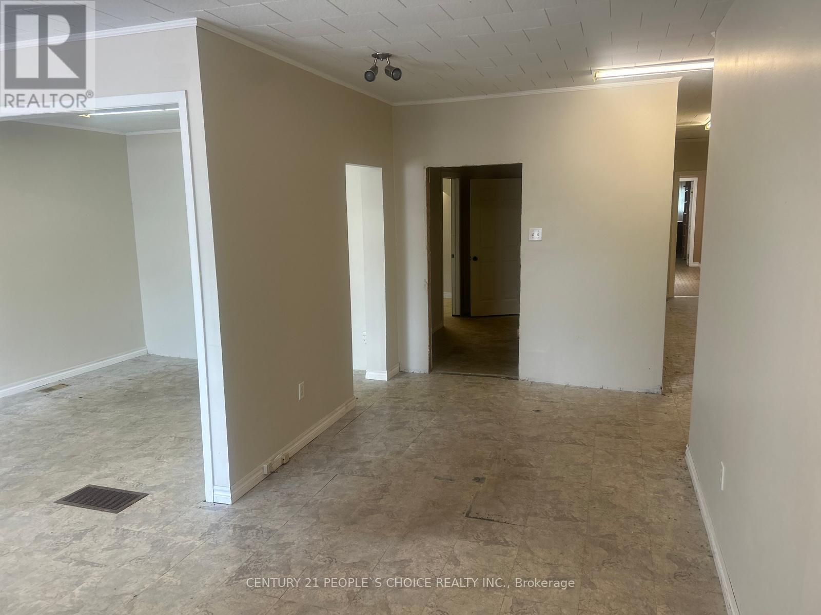 179 Main Street W Property Photo 12