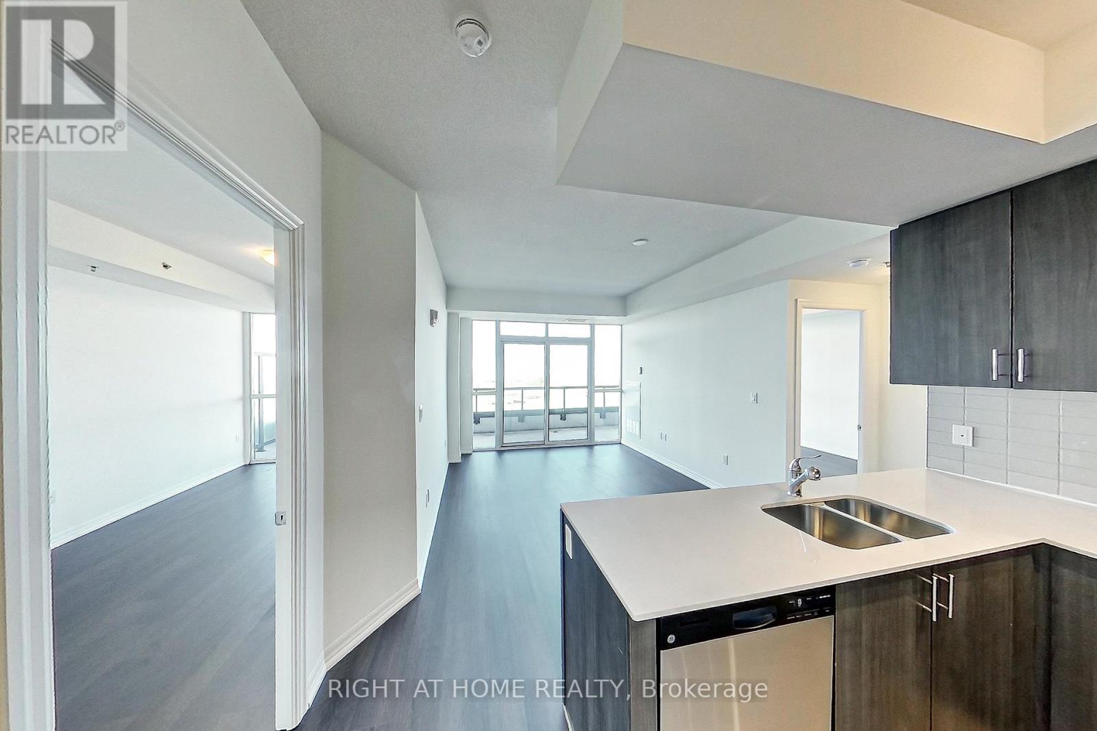 807 - 560 North Service Road Property Photo 2