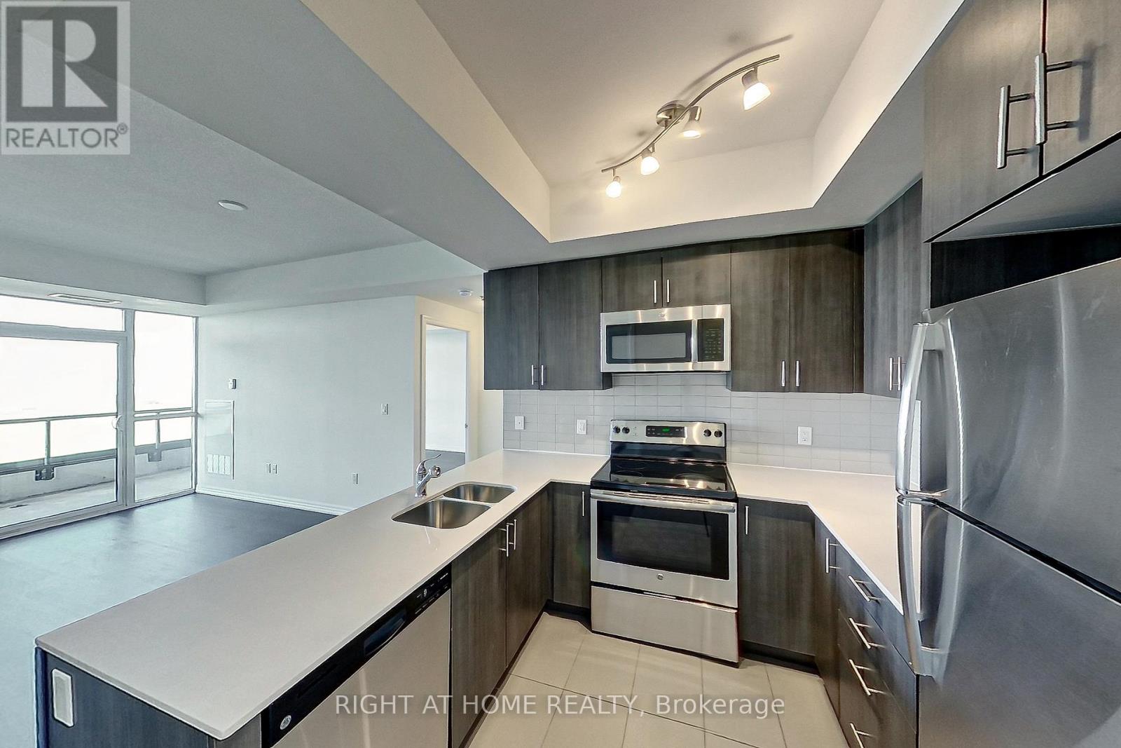 807 - 560 North Service Road Property Photo 3
