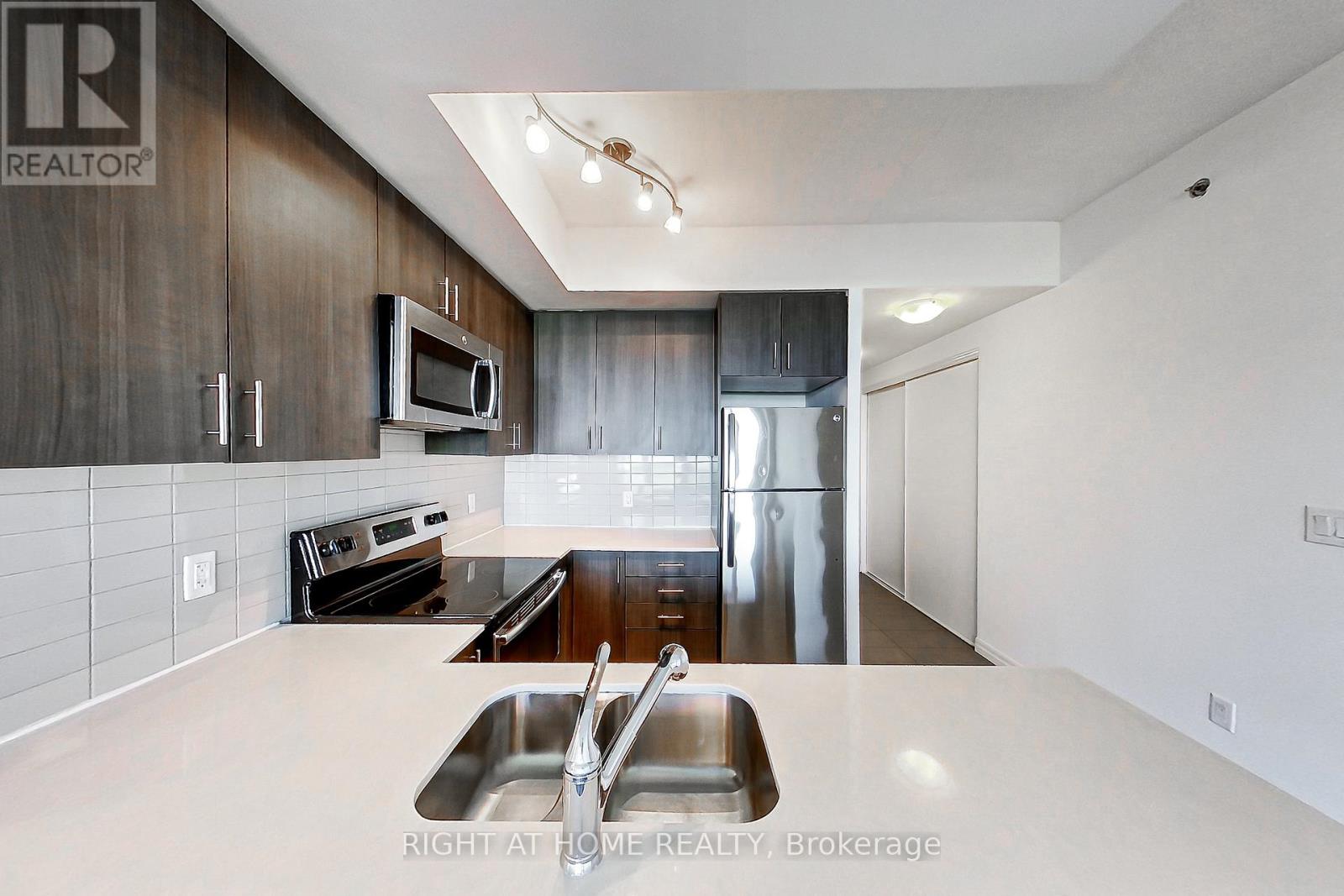 807 - 560 North Service Road Property Photo 5