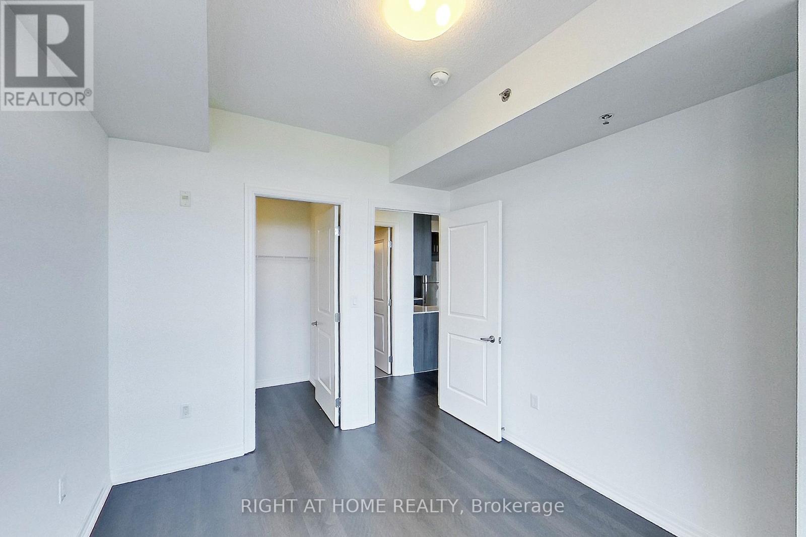 807 - 560 North Service Road Property Photo 16