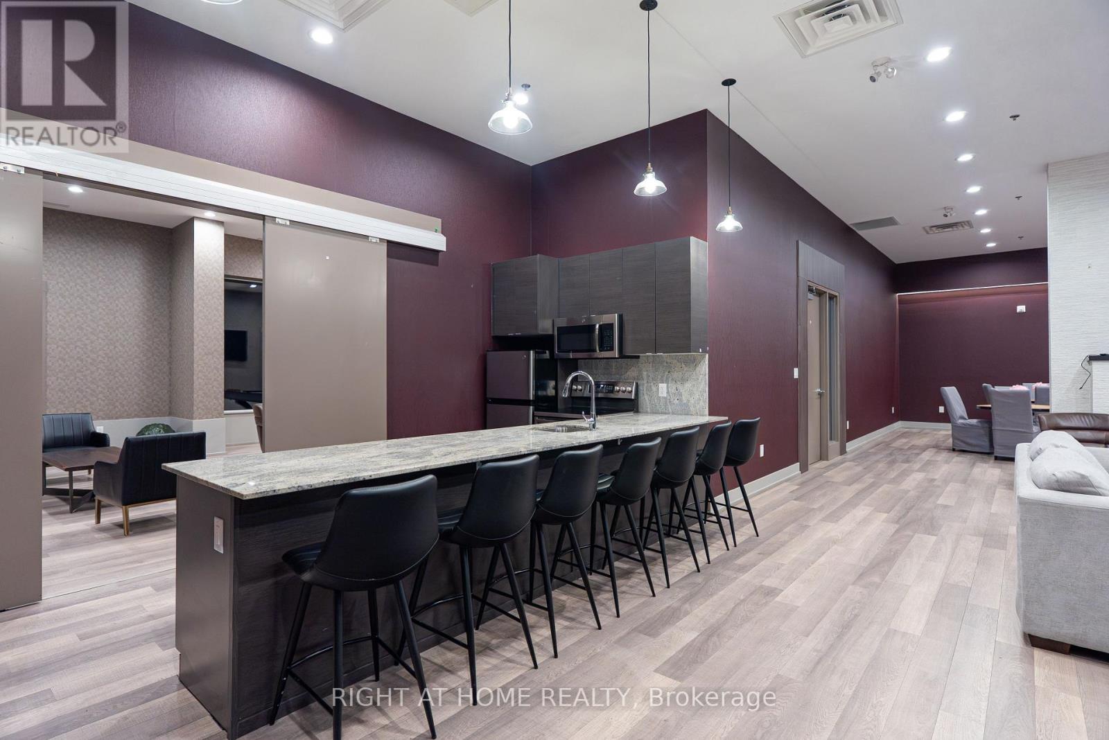 807 - 560 North Service Road Property Photo 28