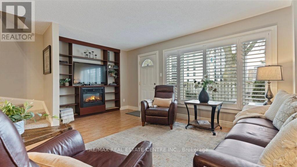 29 - 15 GREEN VALLEY DRIVE Property Photo 1