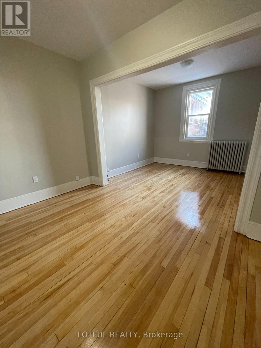3 - 4-1/2 Russell Street E Property Photo 2