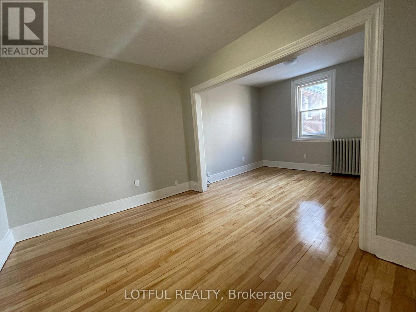 3 - 4-1/2 Russell Street E Property Photo 3