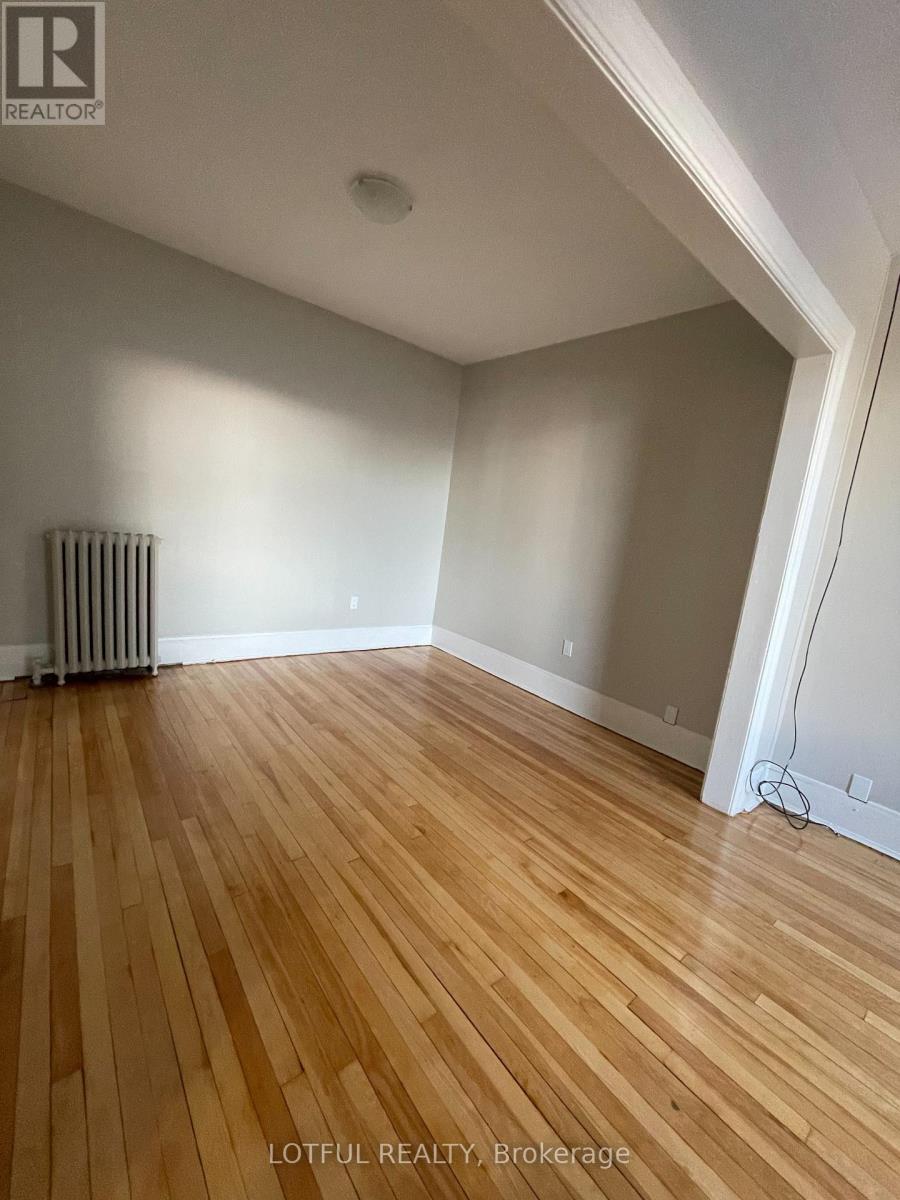 3 - 4-1/2 Russell Street E Property Photo 4