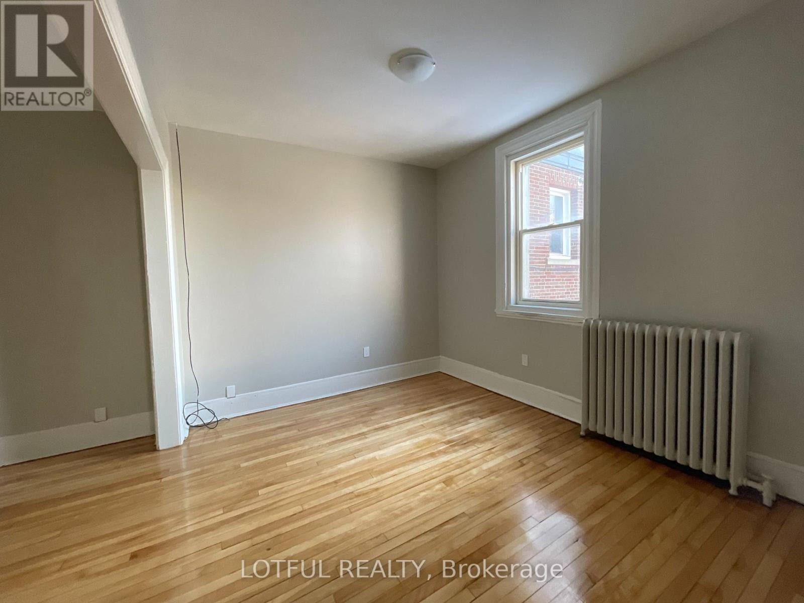 3 - 4-1/2 Russell Street E Property Photo 5