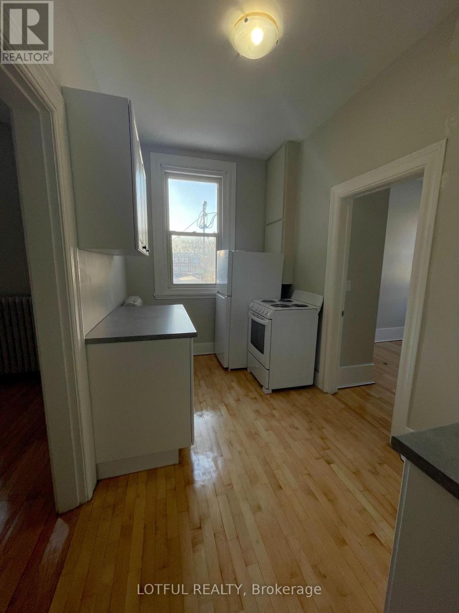 3 - 4-1/2 Russell Street E Property Photo 6