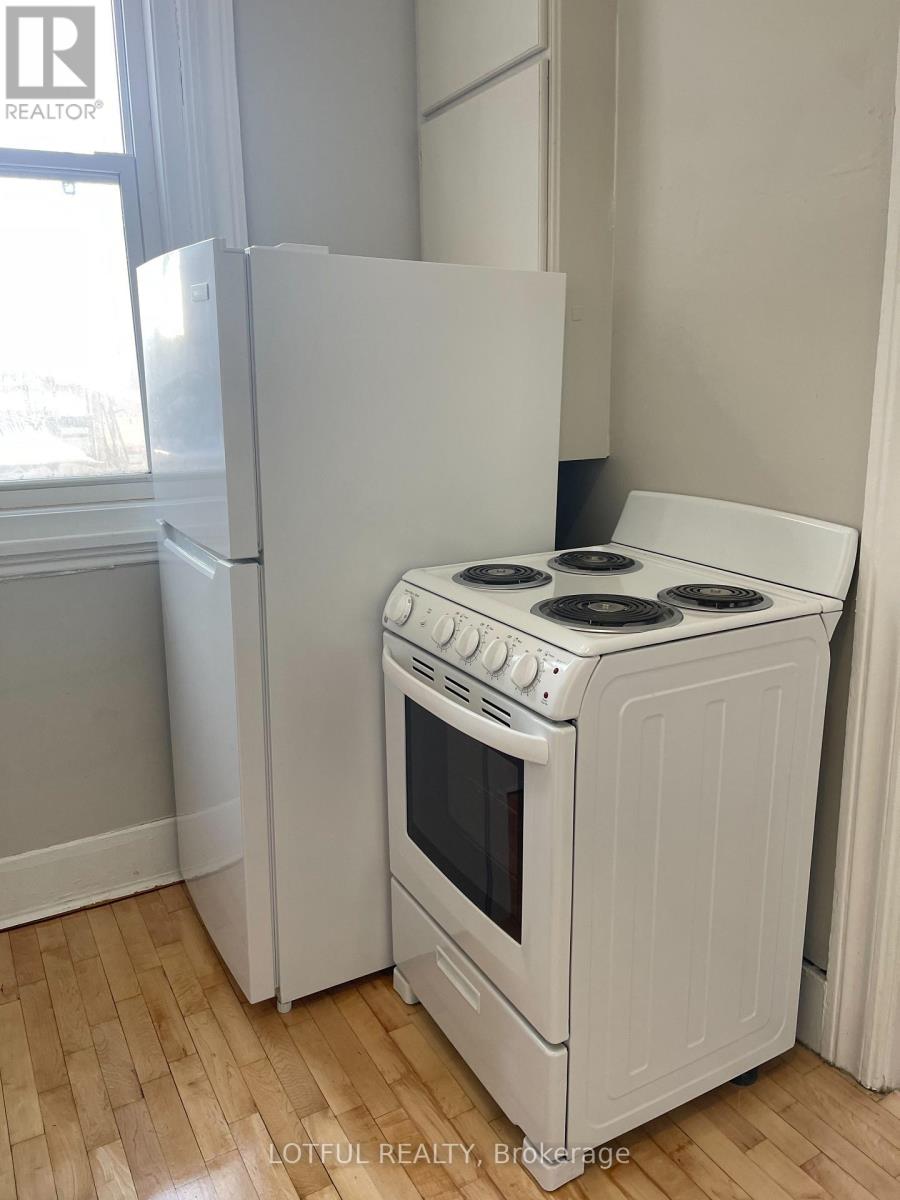 3 - 4-1/2 Russell Street E Property Photo 8