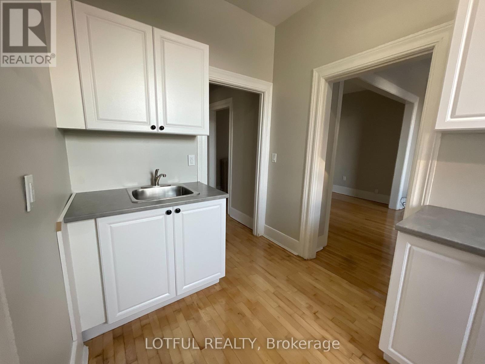 3 - 4-1/2 Russell Street E Property Photo 9