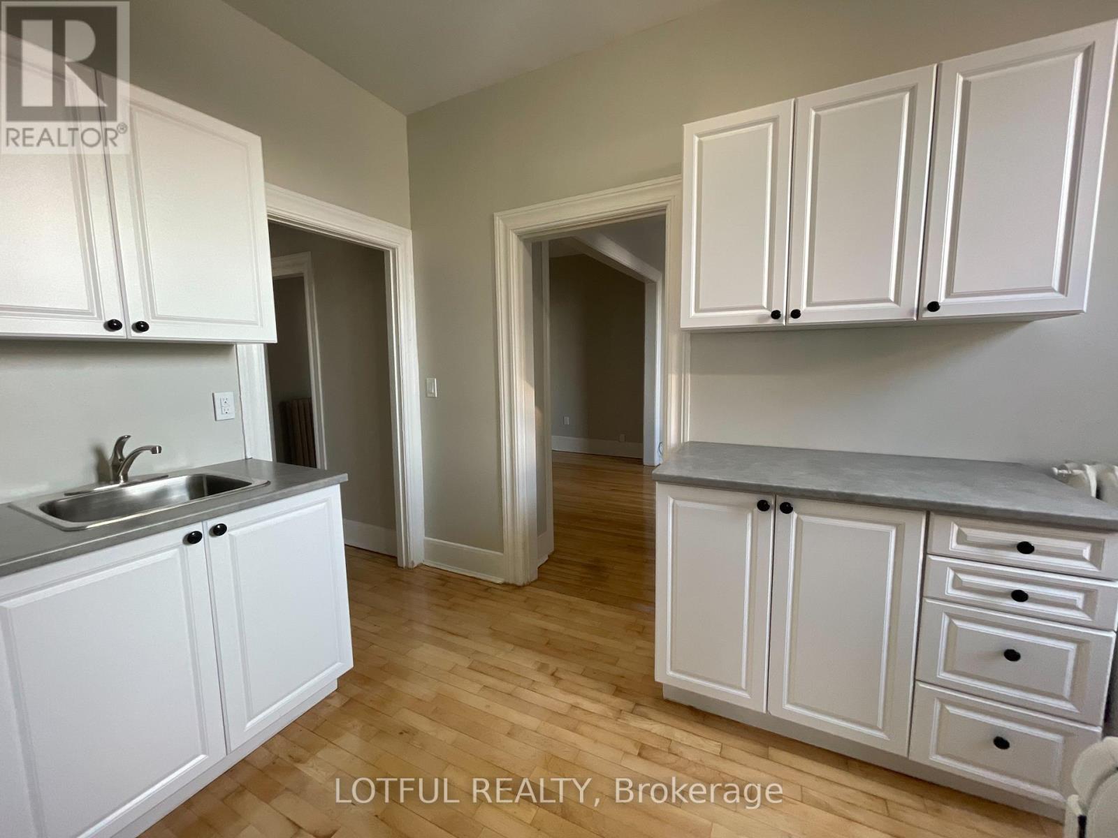 3 - 4-1/2 Russell Street E Property Photo 10