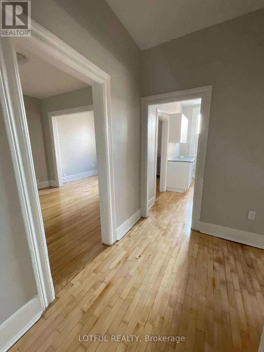 3 - 4-1/2 Russell Street E Property Photo 11