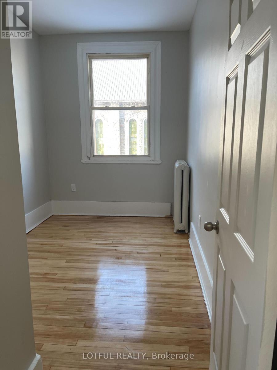 3 - 4-1/2 Russell Street E Property Photo 12