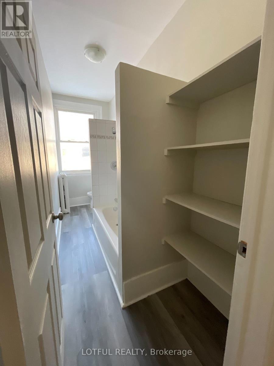 3 - 4-1/2 Russell Street E Property Photo 13