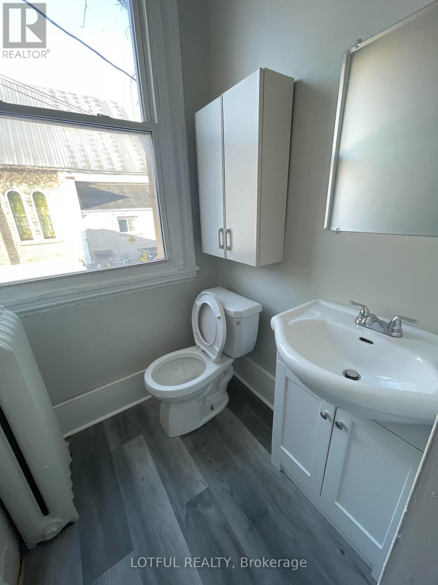 3 - 4-1/2 Russell Street E Property Photo 14