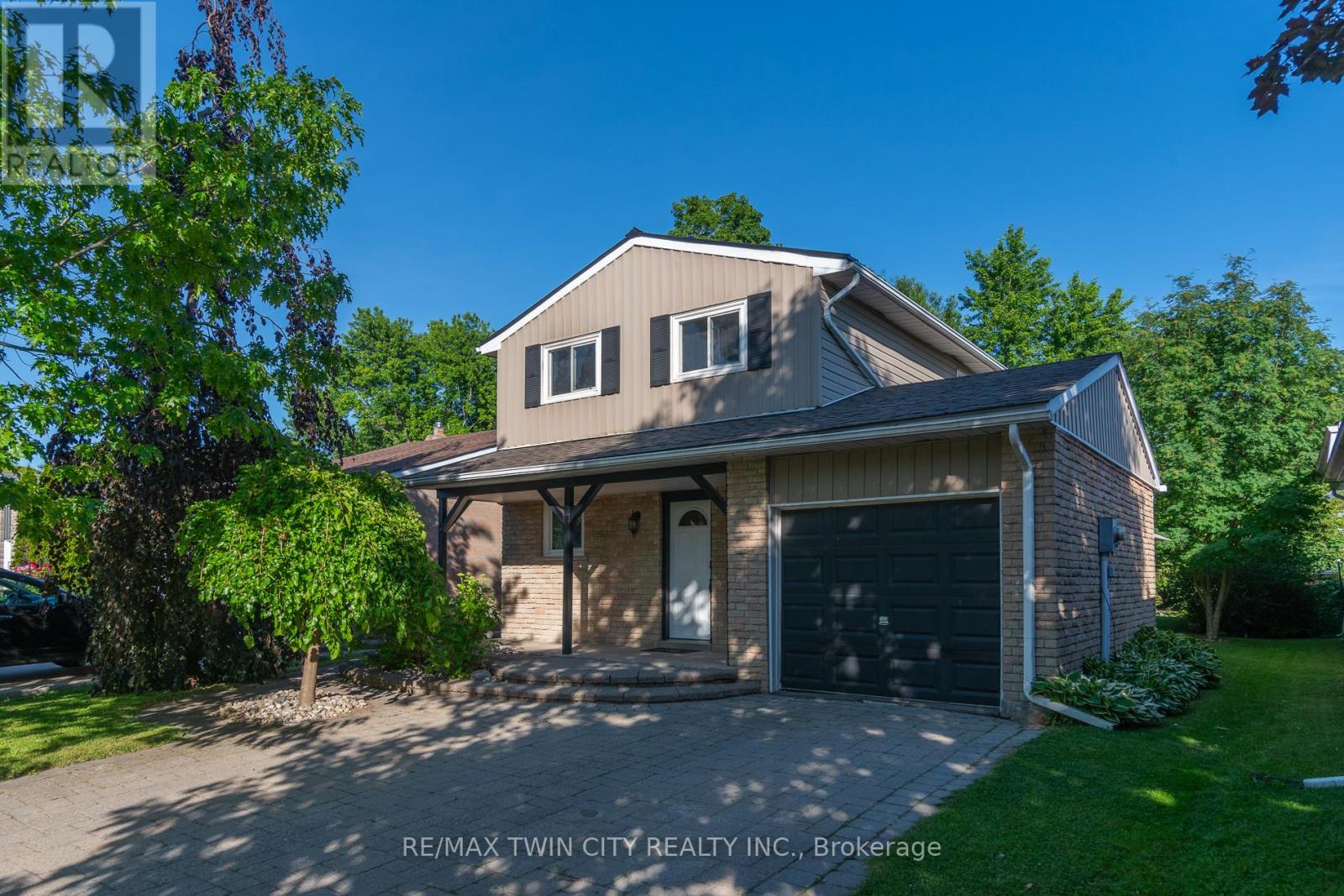 162 Parkside Drive E Property Photo 3