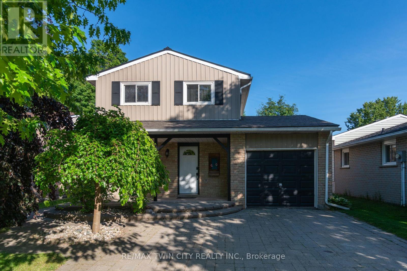 162 Parkside Drive E Property Photo 4