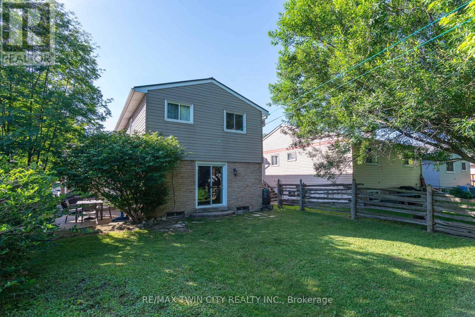 162 Parkside Drive E Property Photo 11
