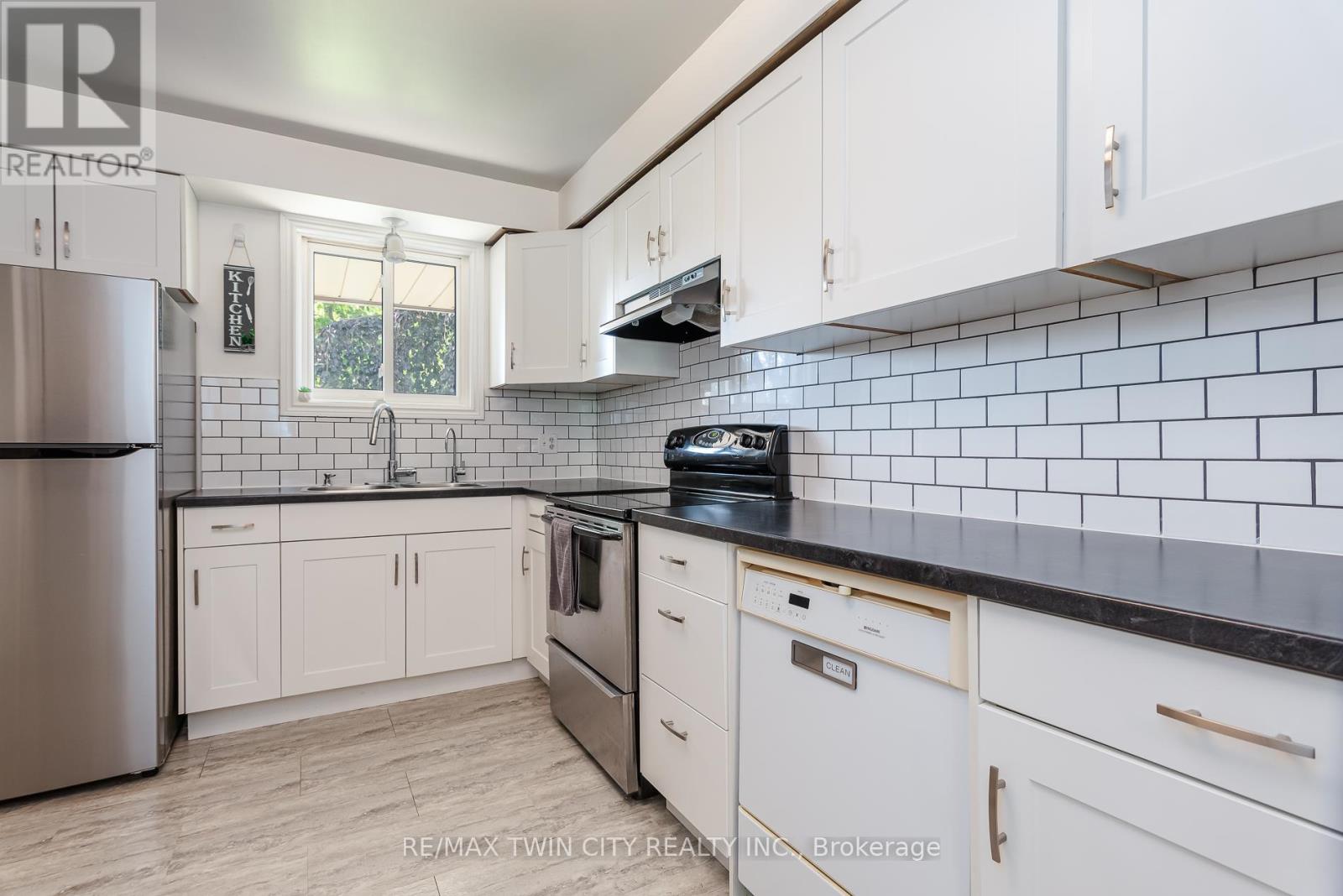 162 Parkside Drive E Property Photo 35