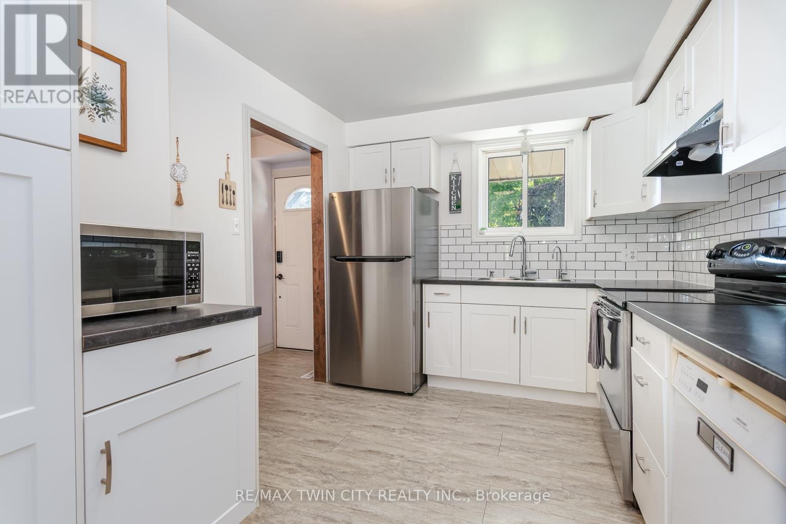 162 Parkside Drive E Property Photo 36