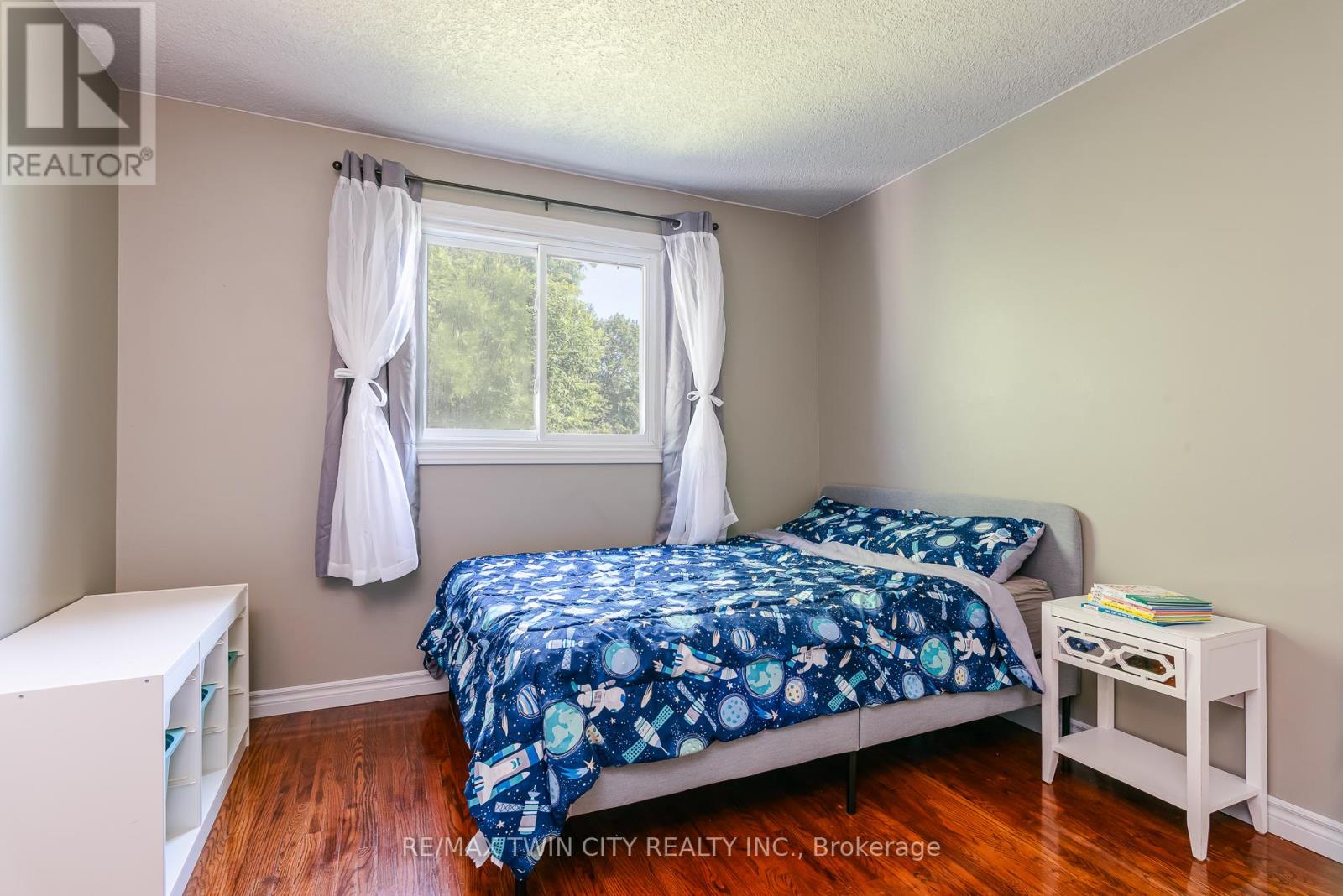 162 Parkside Drive E Property Photo 45