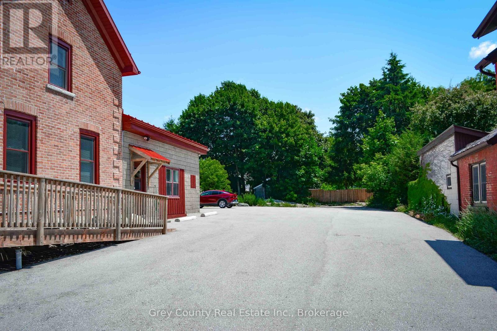 A - 39 Main Street E Property Photo 12