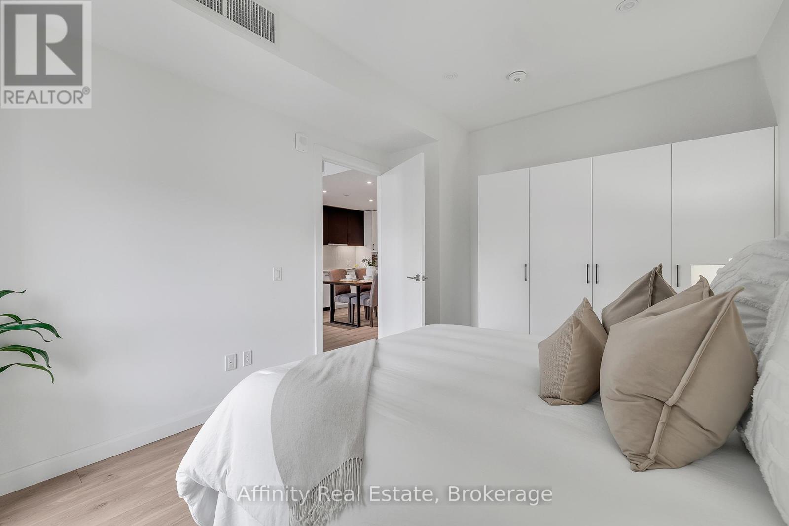 306 - 741 King Street W Property Photo 11