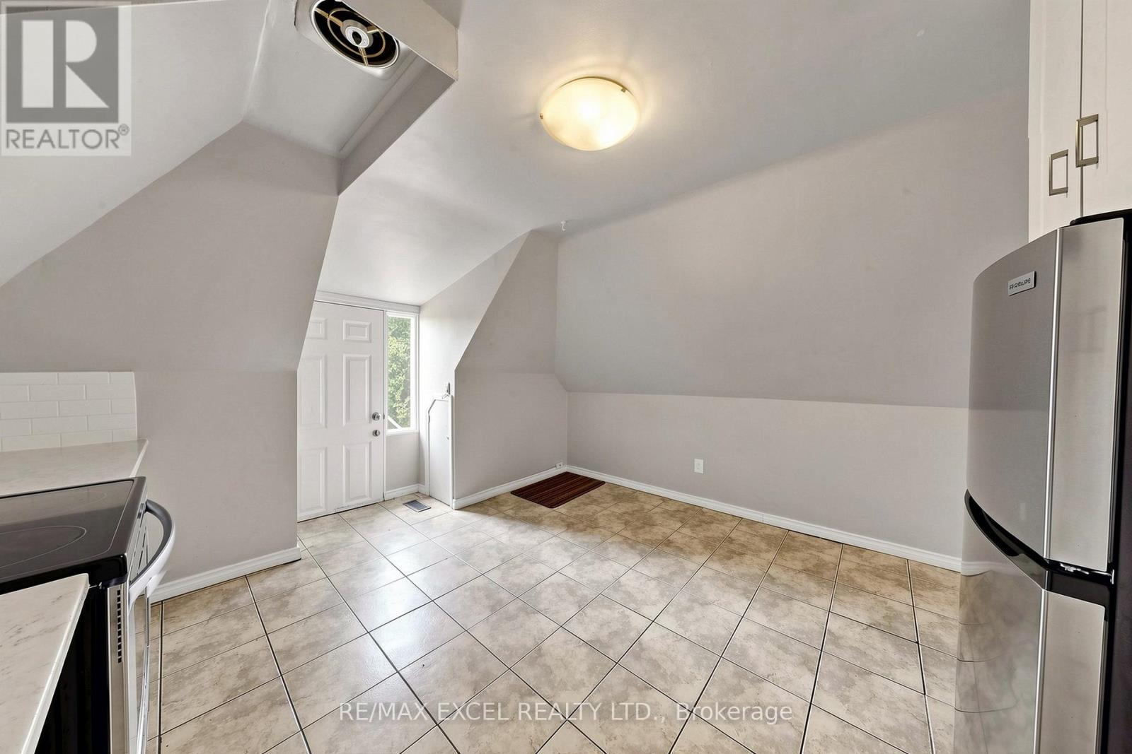 Third - 259 Victoria Avenue N Property Photo 6