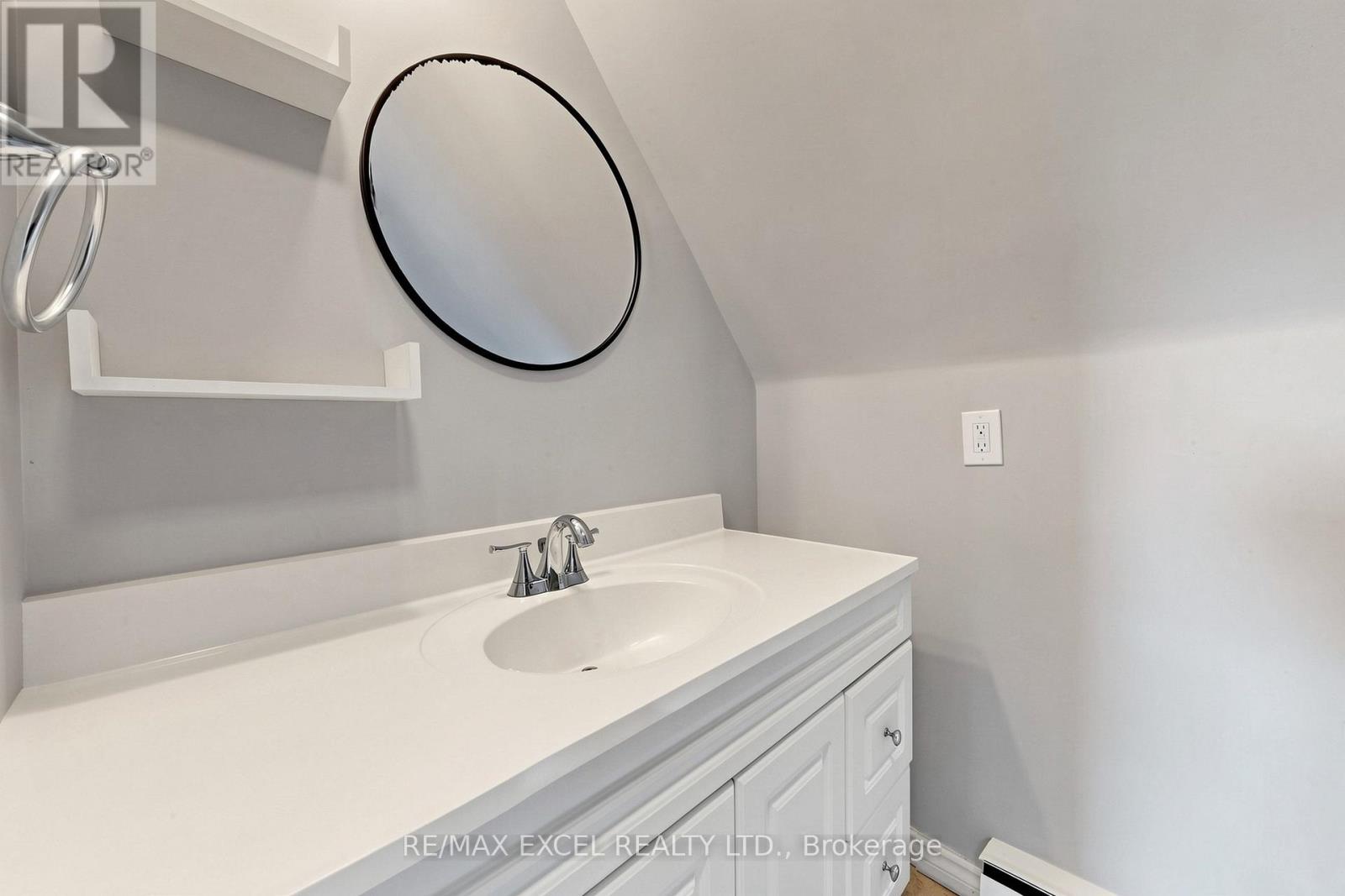 Third - 259 Victoria Avenue N Property Photo 16