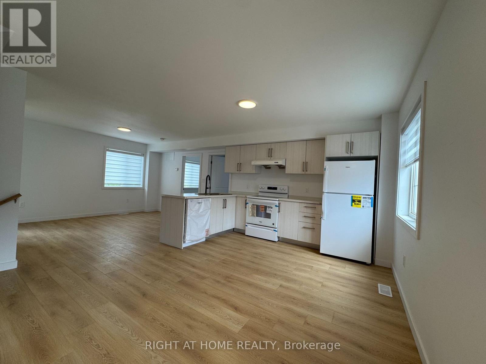 (main) - 113 Highriver Trail Property Photo 7